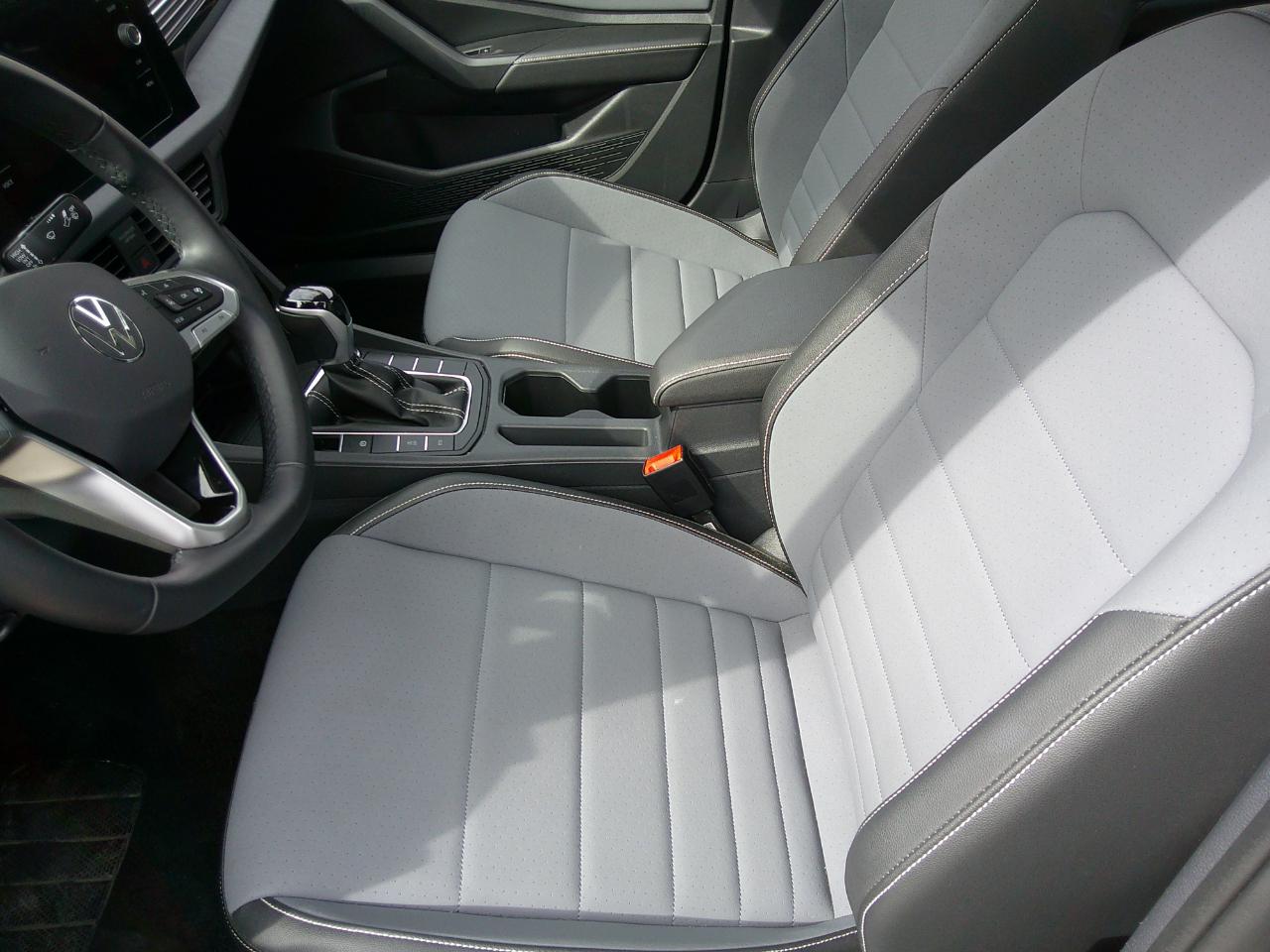 Volkswagen Jetta SE Auto 2025