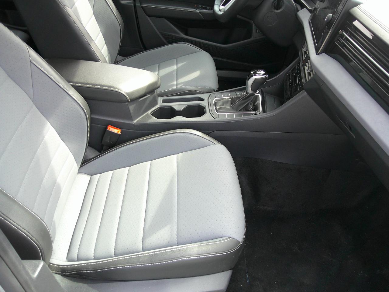 Volkswagen Jetta SE Auto 2025