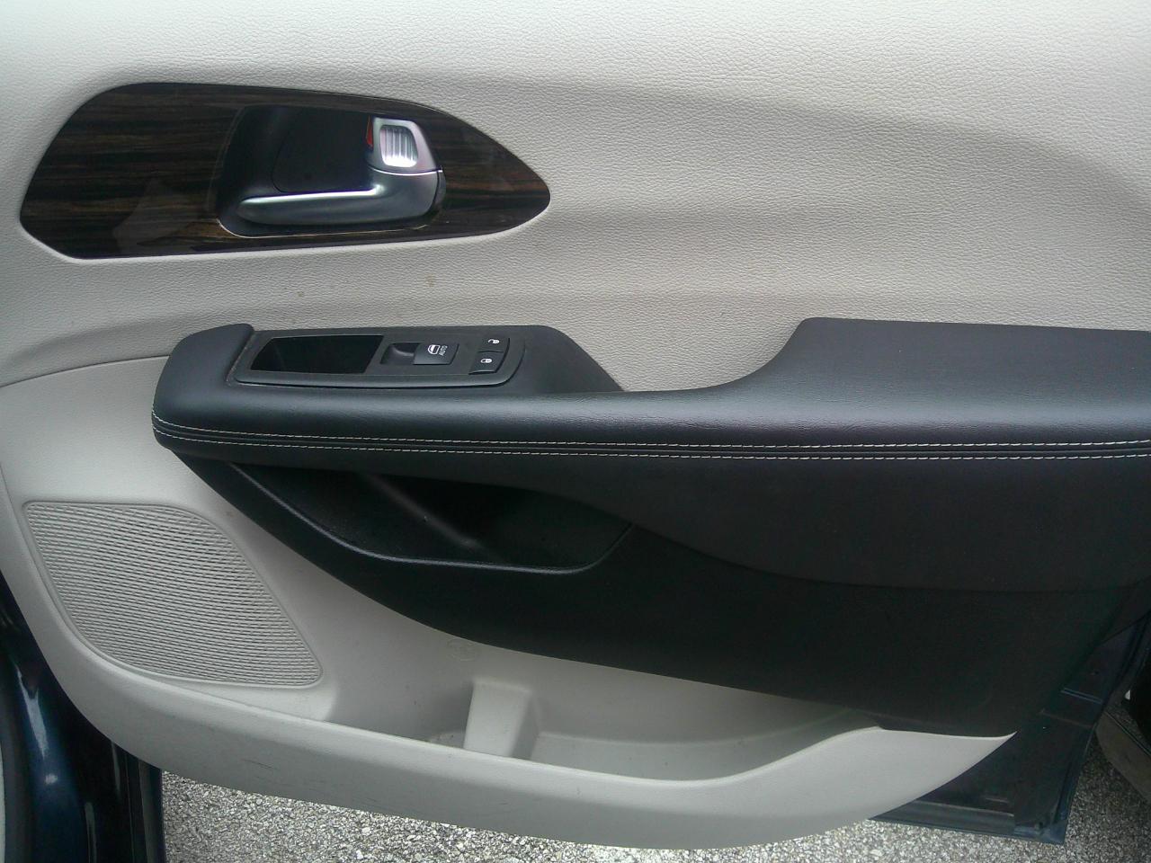 Chrysler Pacifica Hybrid Touring L FWD 2023
