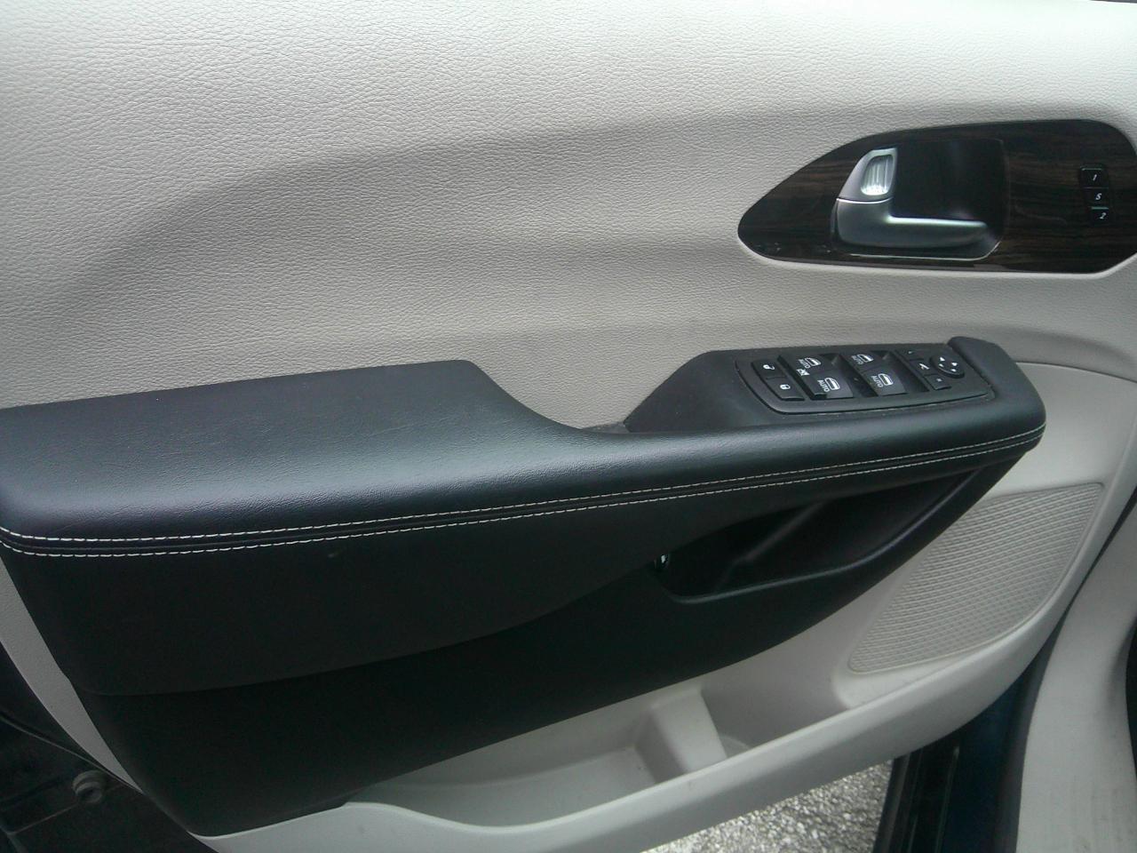 Chrysler Pacifica Hybrid Touring L FWD 2023