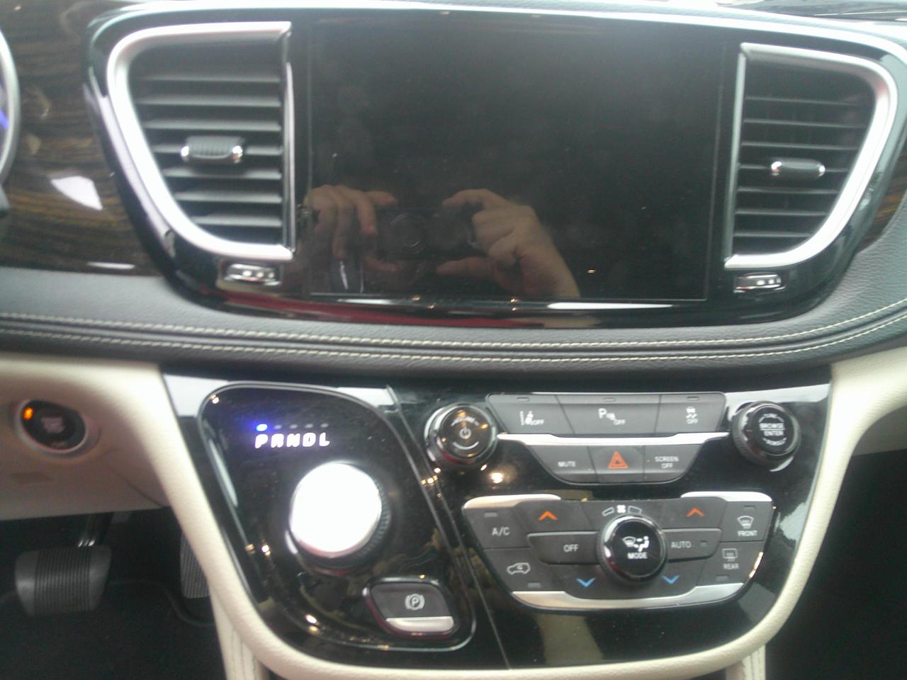 Chrysler Pacifica Hybrid Touring L FWD 2023