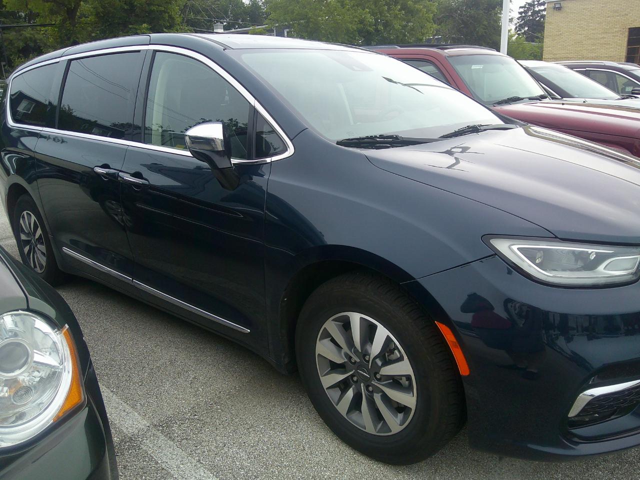 2023 Chrysler Pacifica Hybrid Limited FWD