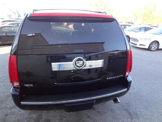 Cadillac Escalade AWD 4dr Premium 2011