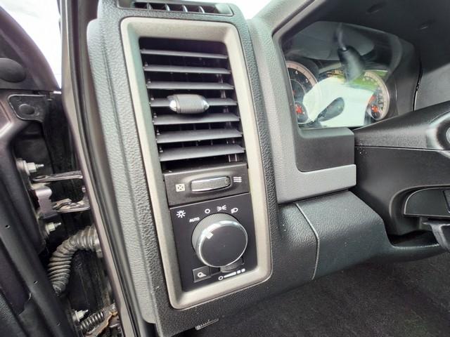 RAM 1500 4WD Quad Cab 140.5" Tradesman 2016