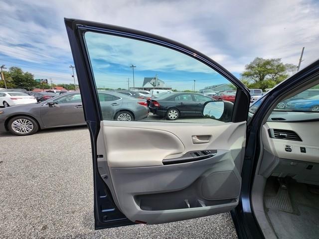 Toyota Sienna 5dr 7-Pass Van V6 LE AWD (Natl) 2014