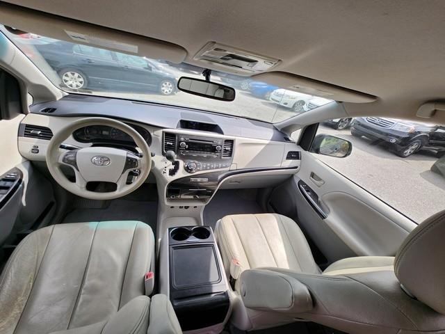 Toyota Sienna 5dr 7-Pass Van V6 LE AWD (Natl) 2014