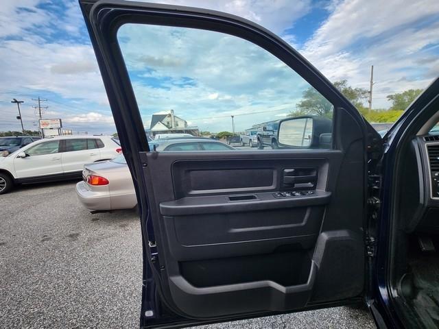 RAM 1500 4WD Quad Cab 140.5" Tradesman 2015