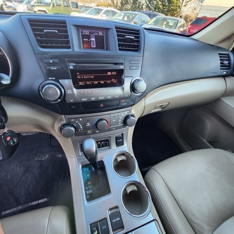 Toyota Highlander 4WD 4dr V6 (Natl) 2012