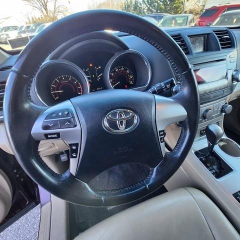 Toyota Highlander 4WD 4dr V6 (Natl) 2012