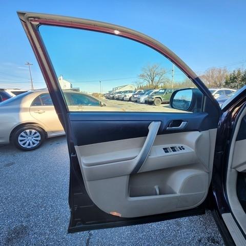 Toyota Highlander 4WD 4dr V6 (Natl) 2012