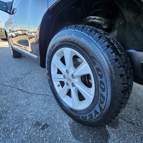 Toyota Highlander 4WD 4dr V6 (Natl) 2012