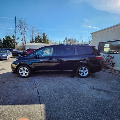 Toyota Sienna 5dr 8-Pass Van LE FWD (Natl) 2015