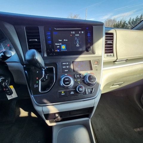 Toyota Sienna 5dr 8-Pass Van LE FWD (Natl) 2015