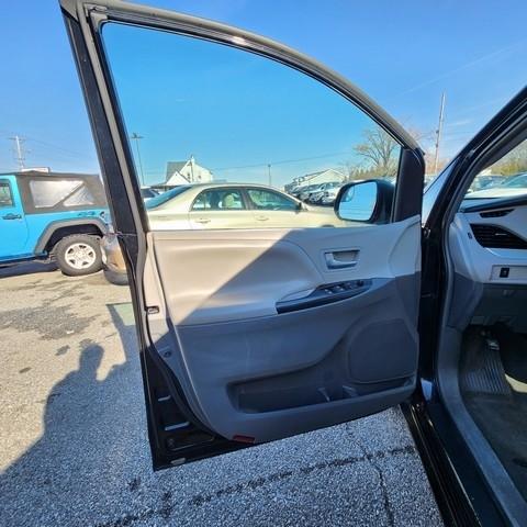 Toyota Sienna 5dr 8-Pass Van LE FWD (Natl) 2015