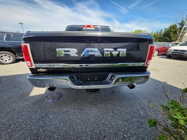RAM 1500 4WD Crew Cab 140.5" Limited 2016