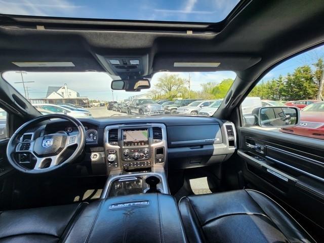 RAM 1500 4WD Crew Cab 140.5" Limited 2016