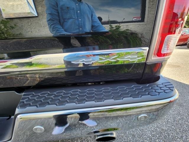 RAM 1500 4WD Crew Cab 140.5" Limited 2016