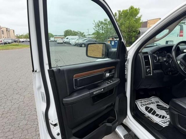 RAM 1500 4WD Crew Cab 140.5" Laramie 2015