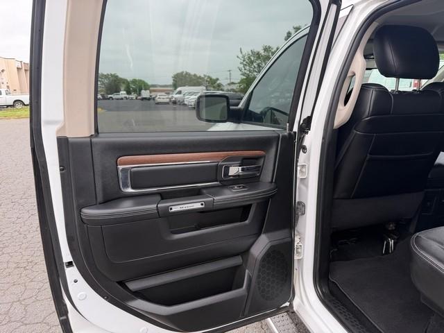 RAM 1500 4WD Crew Cab 140.5" Laramie 2015