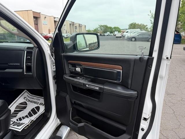 RAM 1500 4WD Crew Cab 140.5" Laramie 2015