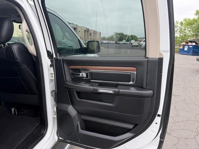 RAM 1500 4WD Crew Cab 140.5" Laramie 2015