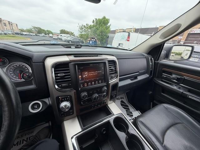 RAM 1500 4WD Crew Cab 140.5" Laramie 2015