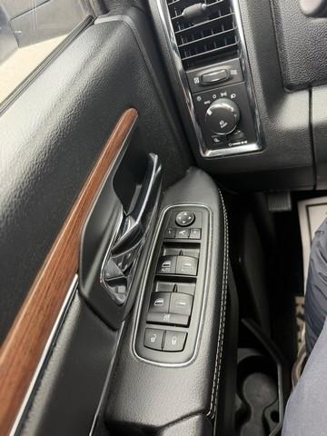 RAM 1500 4WD Crew Cab 140.5" Laramie 2015