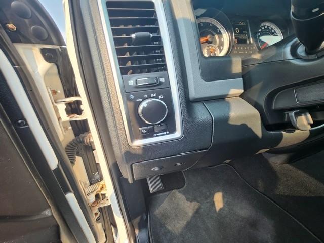 RAM 1500 4WD Quad Cab 140.5" SLT 2016