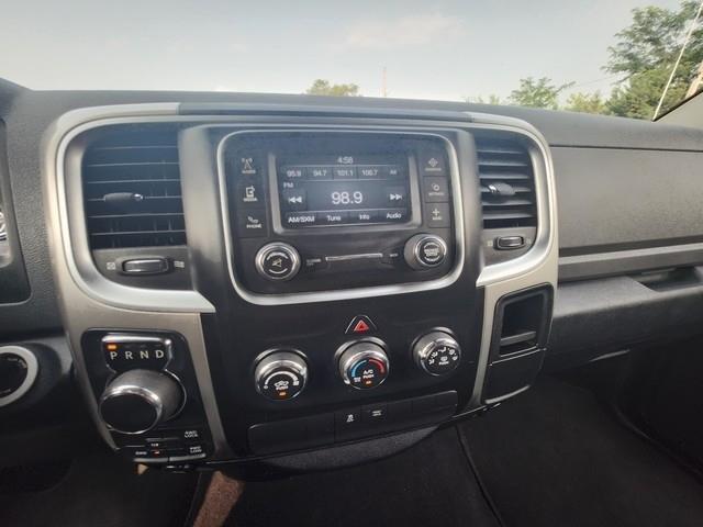 RAM 1500 4WD Quad Cab 140.5" SLT 2016