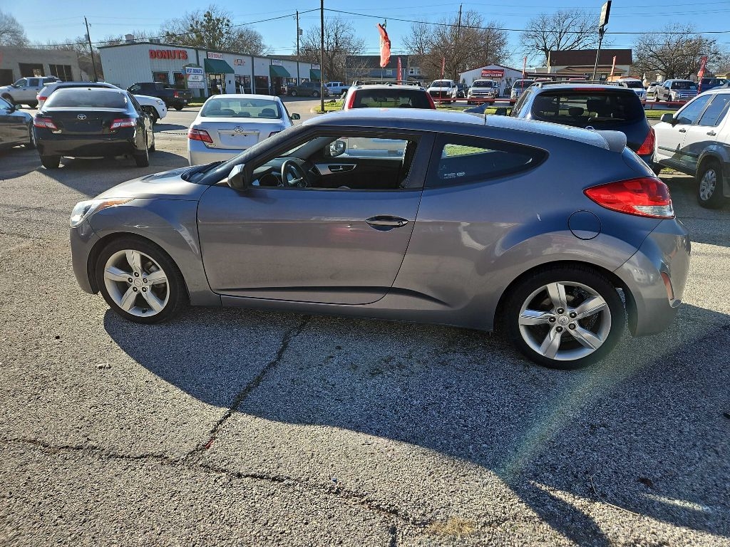 Hyundai Veloster Base 2012