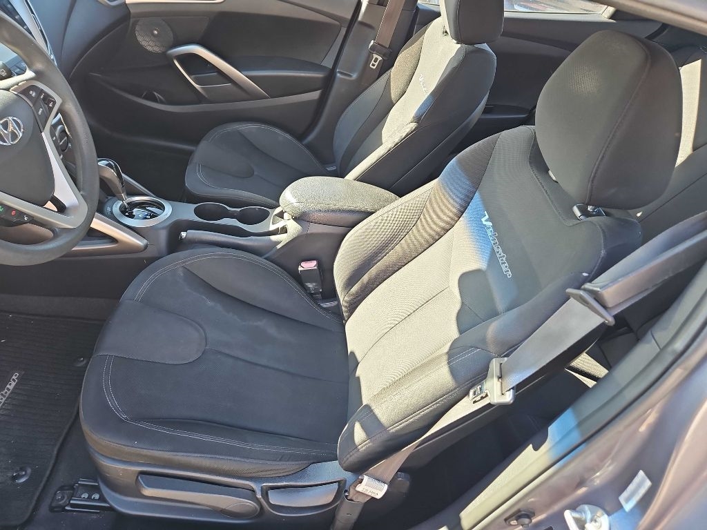 Hyundai Veloster Base 2012