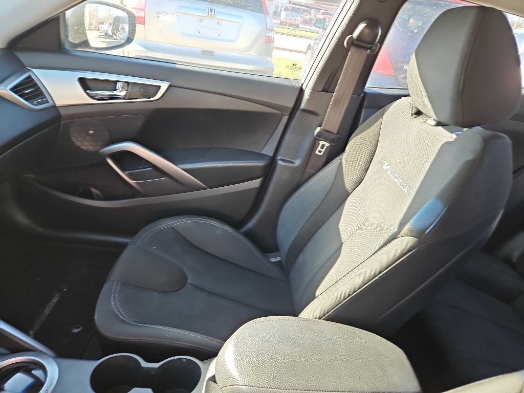 Hyundai Veloster Base 2012