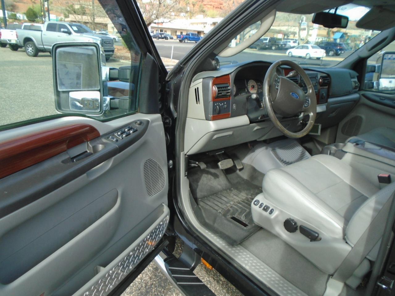 Ford F-350 SD Lariat Crew Cab Long Bed 4WD DRW 2006