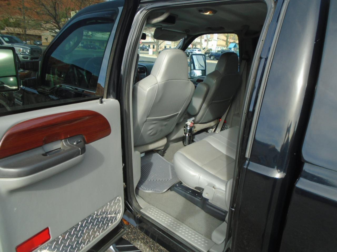 Ford F-350 SD Lariat Crew Cab Long Bed 4WD DRW 2006