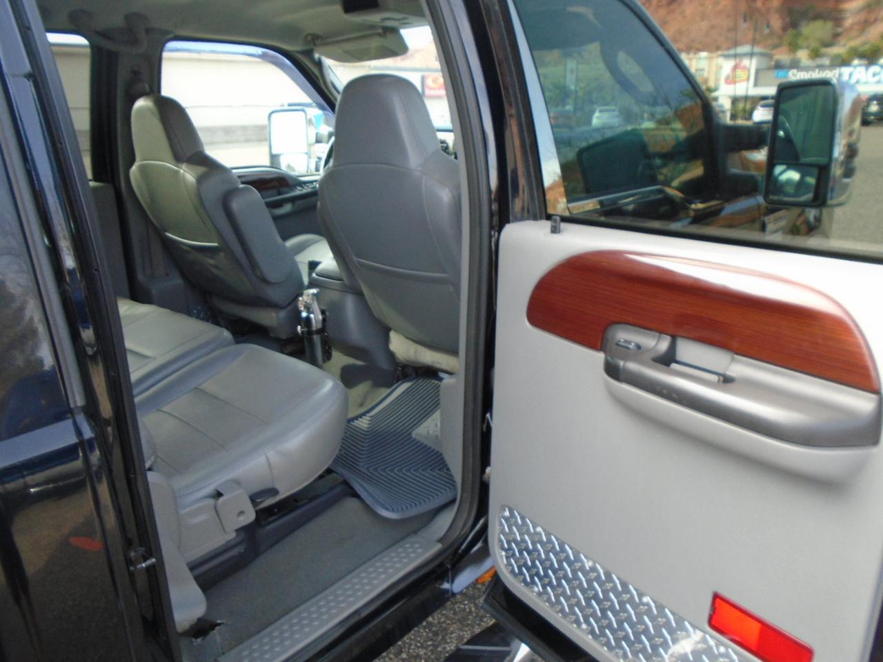 Ford F-350 SD Lariat Crew Cab Long Bed 4WD DRW 2006