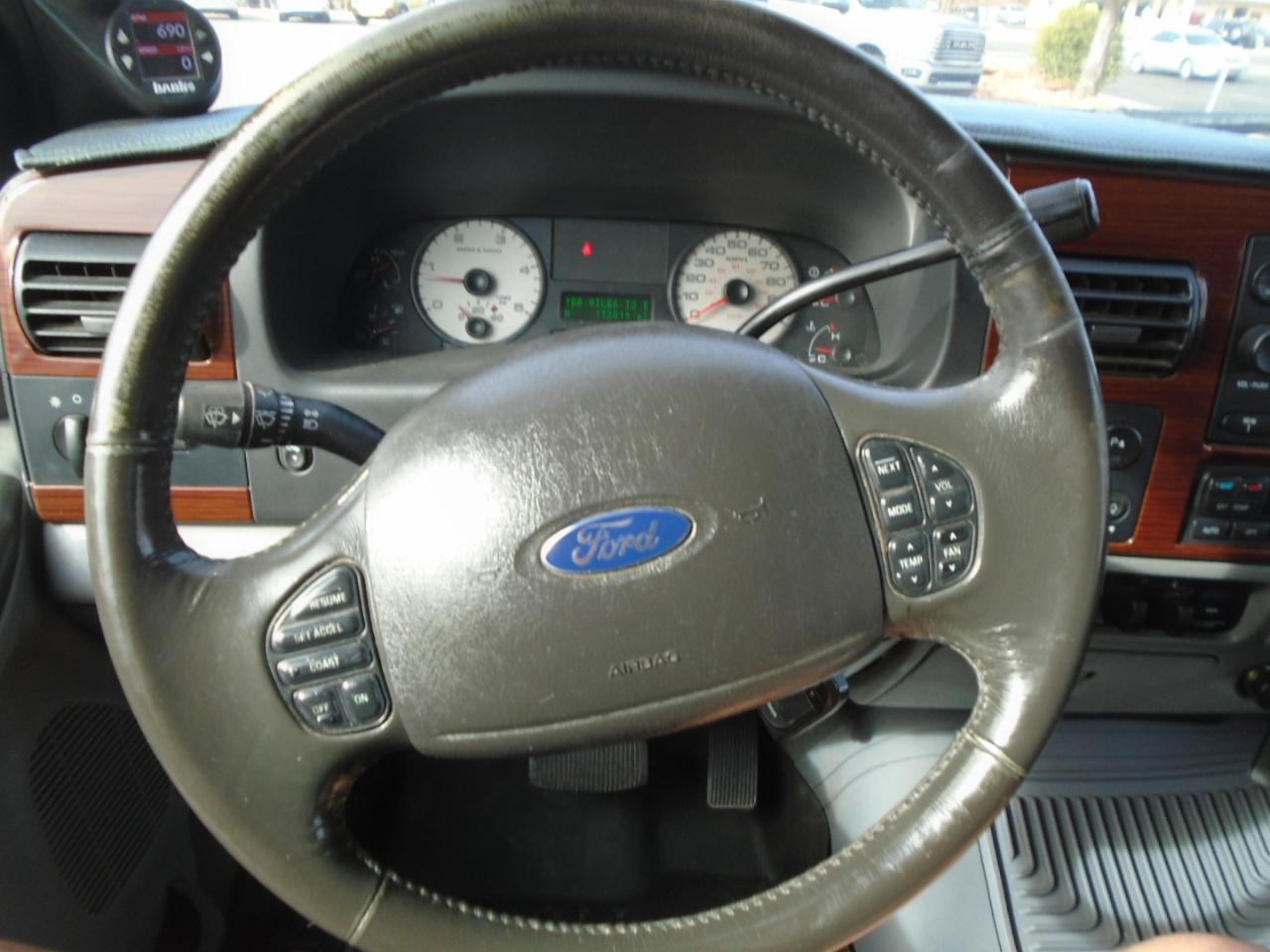 Ford F-350 SD Lariat Crew Cab Long Bed 4WD DRW 2006