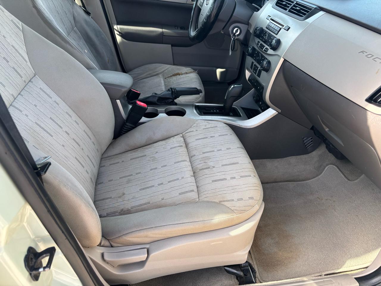 Ford Focus SE Sedan 2010