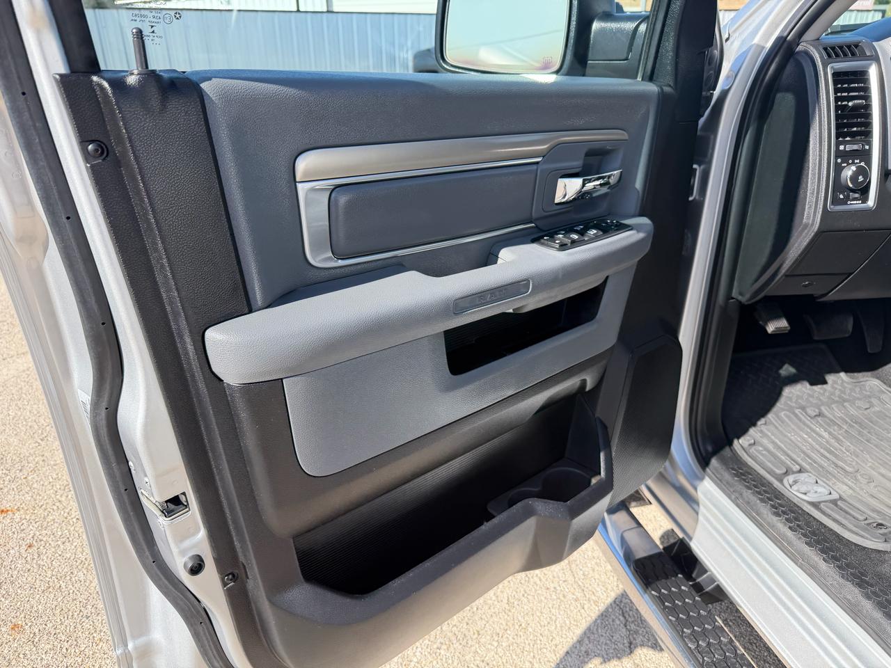 RAM 1500 Lone Star 4x2 Crew Cab 5'7" Box 2017