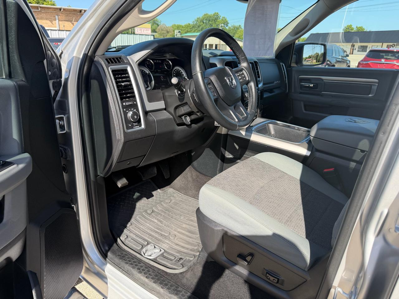 RAM 1500 Lone Star 4x2 Crew Cab 5'7" Box 2017