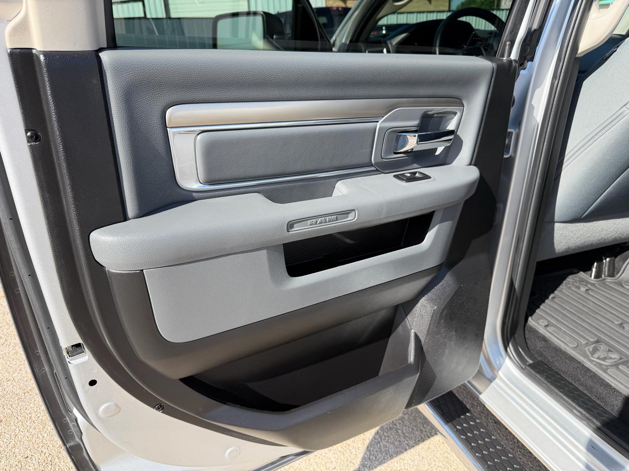 RAM 1500 Lone Star 4x2 Crew Cab 5'7" Box 2017