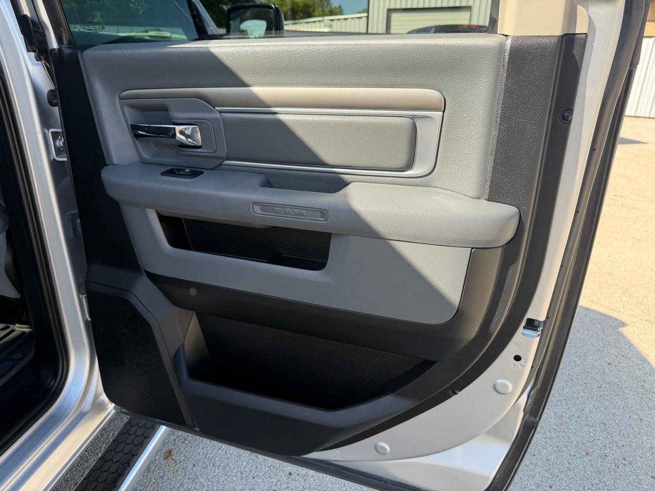 RAM 1500 Lone Star 4x2 Crew Cab 5'7" Box 2017