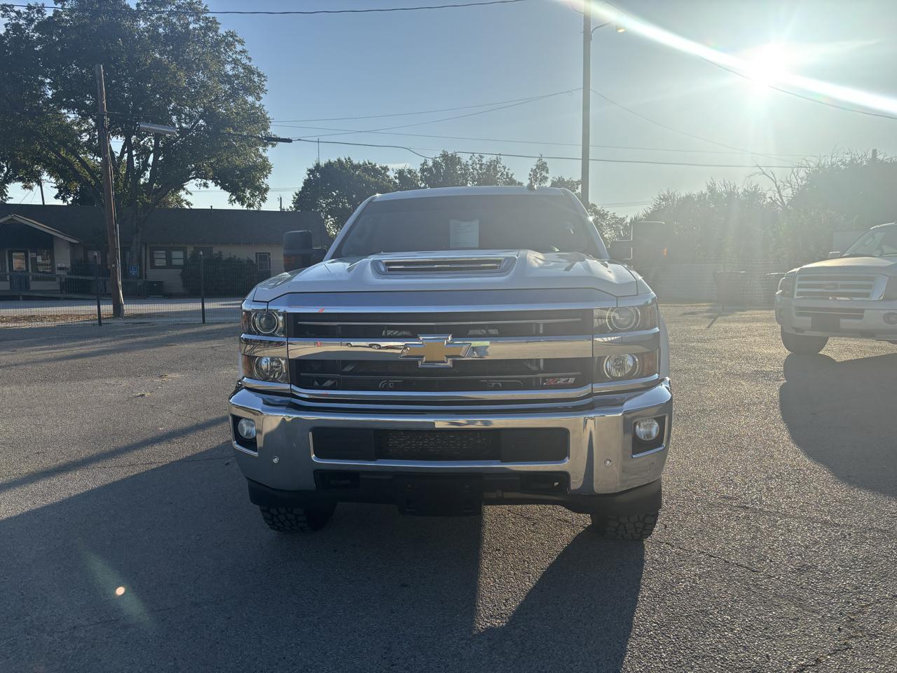 Chevrolet Silverado photo 2