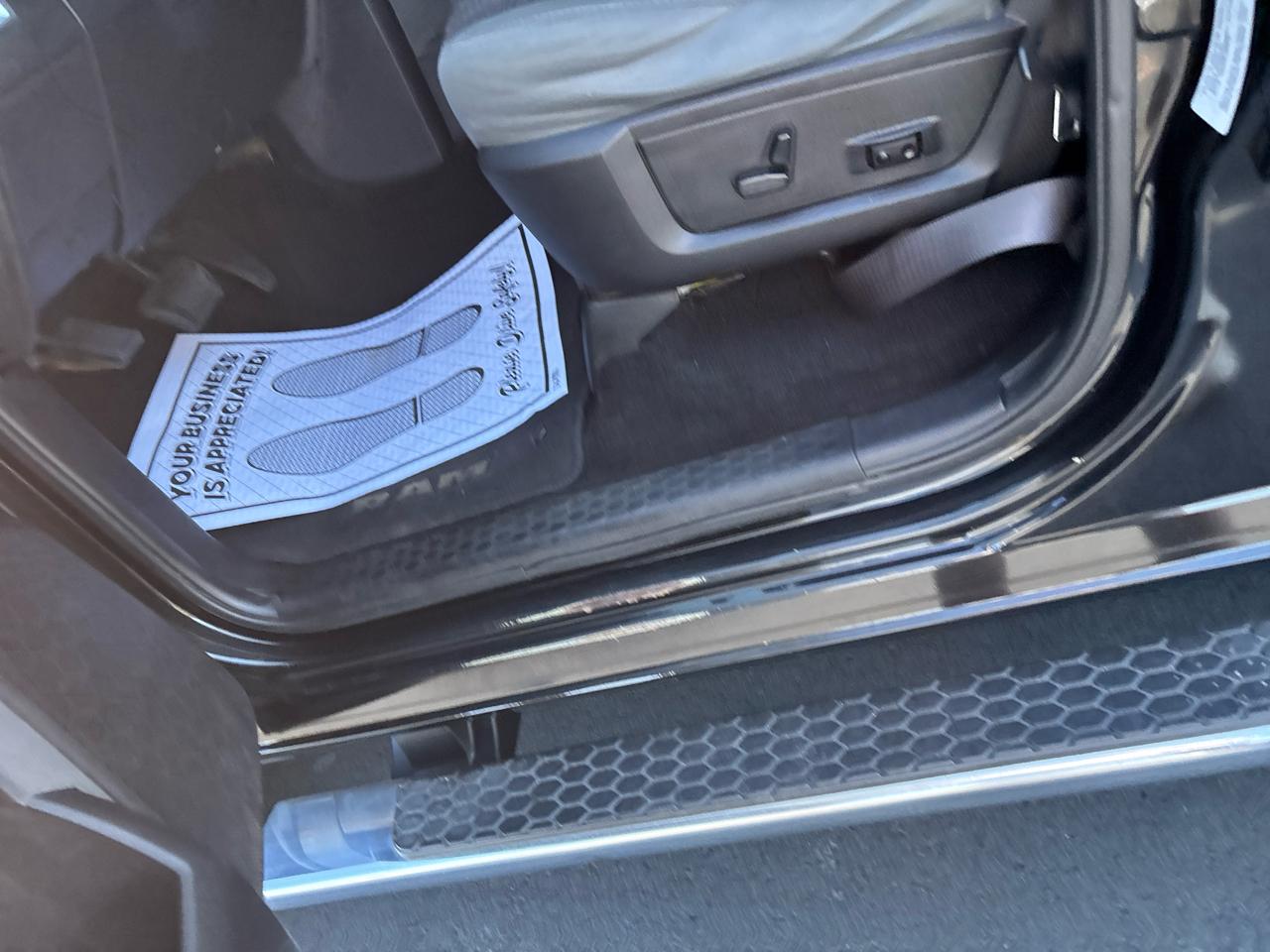 RAM 1500 SLT Crew Cab SWB 4WD 2016