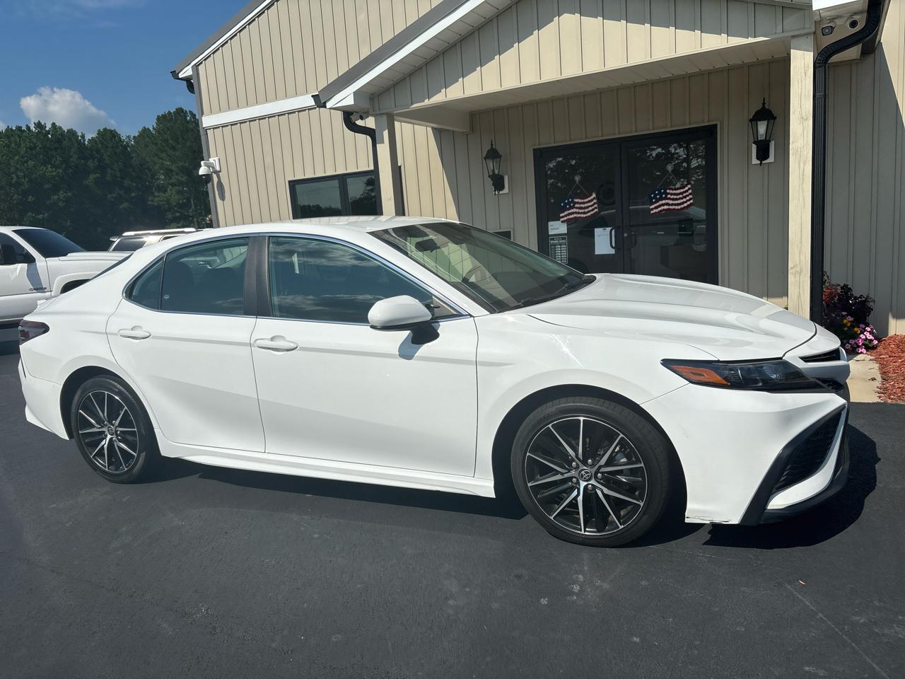 Toyota Camry SE 2021