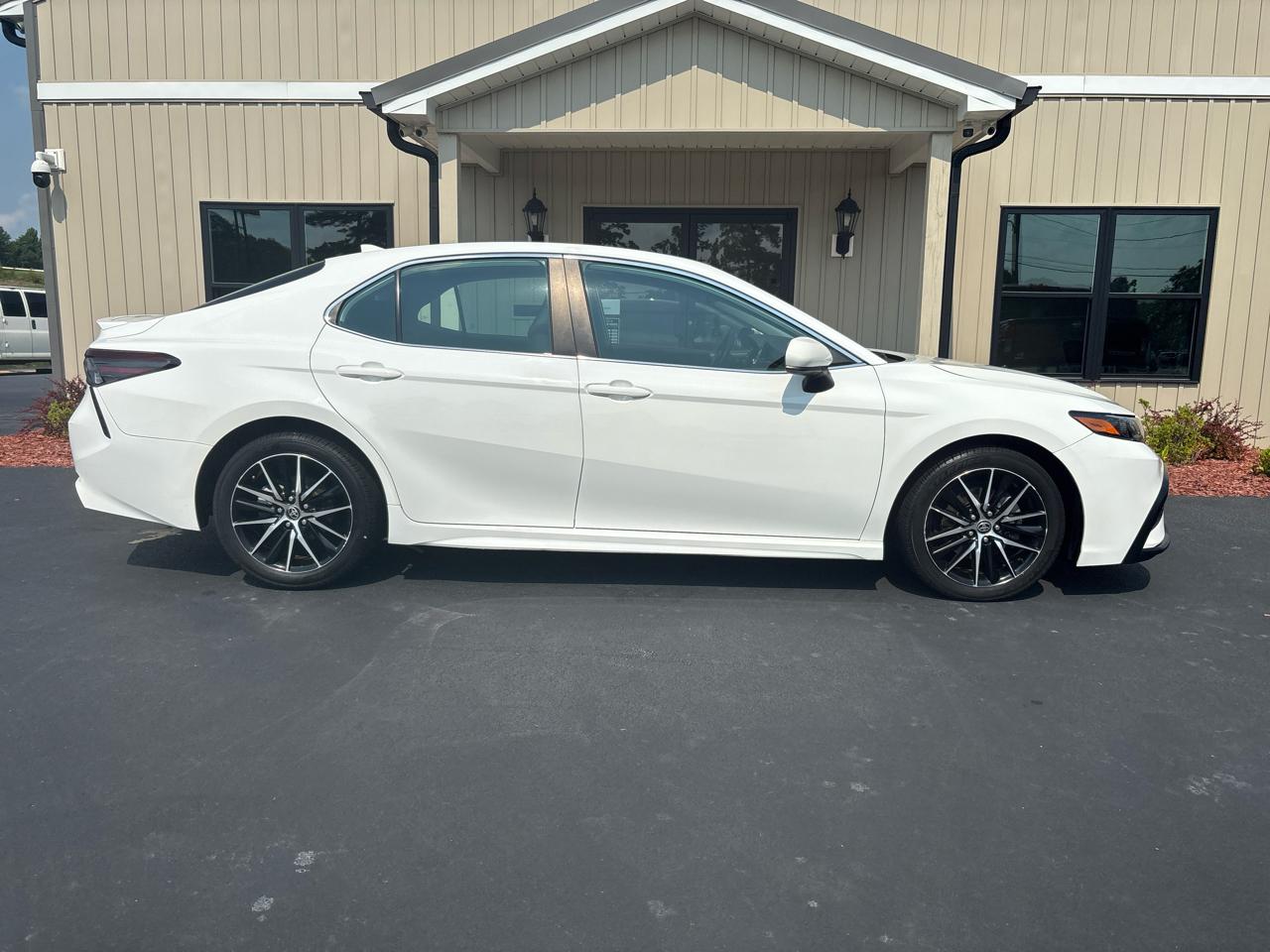 Toyota Camry SE 2021
