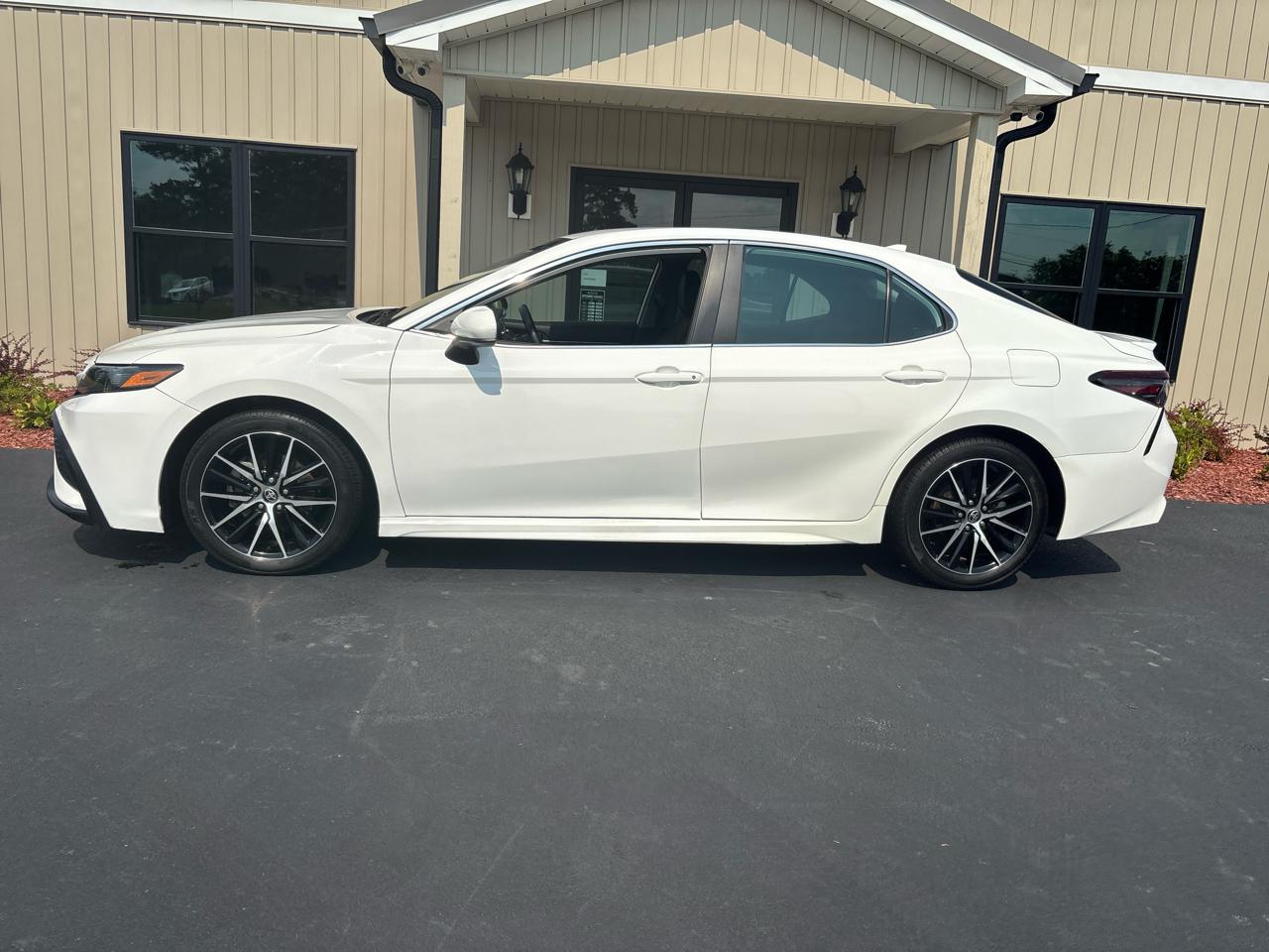 Toyota Camry SE 2021