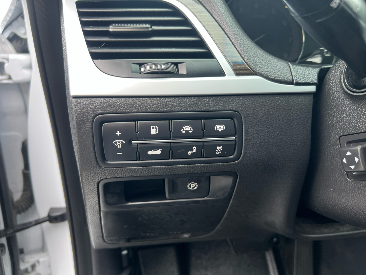 Hyundai Genesis 4dr Sdn V6 3.8L AWD 2015