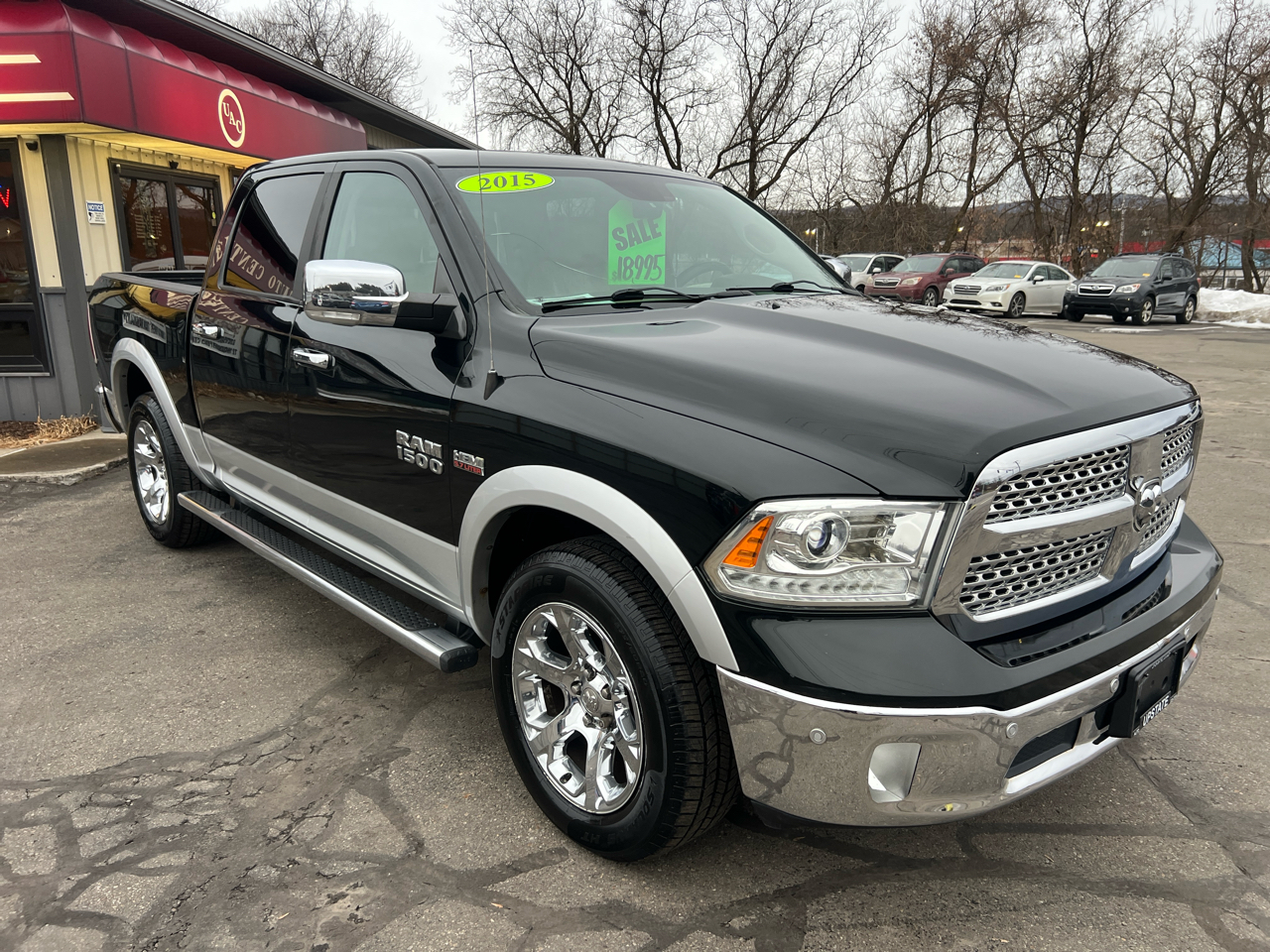RAM 1500 4WD Crew Cab 140.5" Laramie 2015