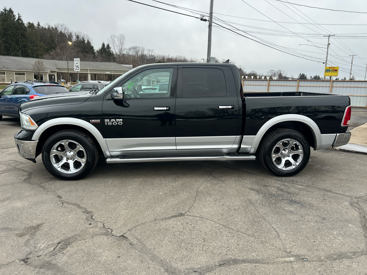 RAM 1500 4WD Crew Cab 140.5" Laramie 2015