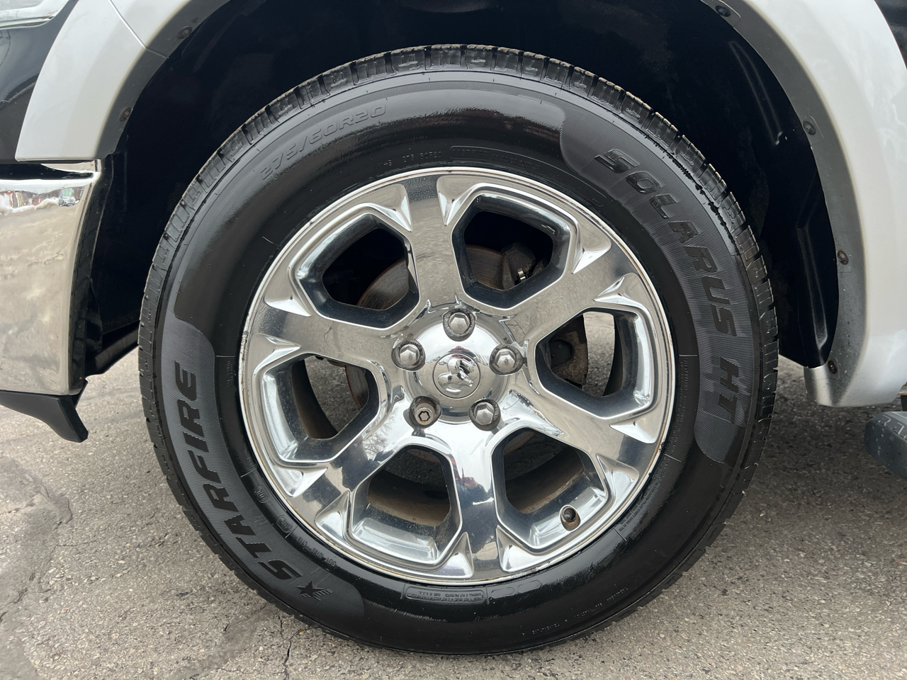 RAM 1500 4WD Crew Cab 140.5" Laramie 2015